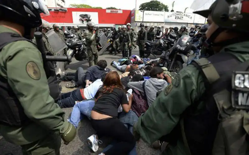 studenti in piazza a caracas