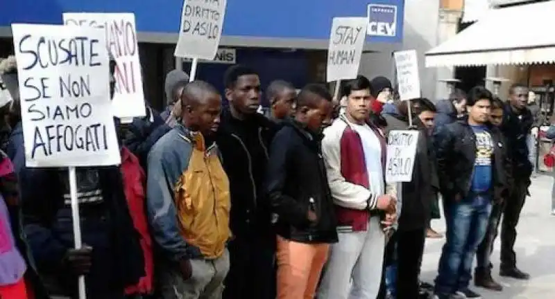 treviso   profughi abbandonati in stazione. erano arrivati 4 giorni fa a lampedusa 0012 0