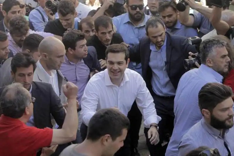 tsipras  referendum in grecia 