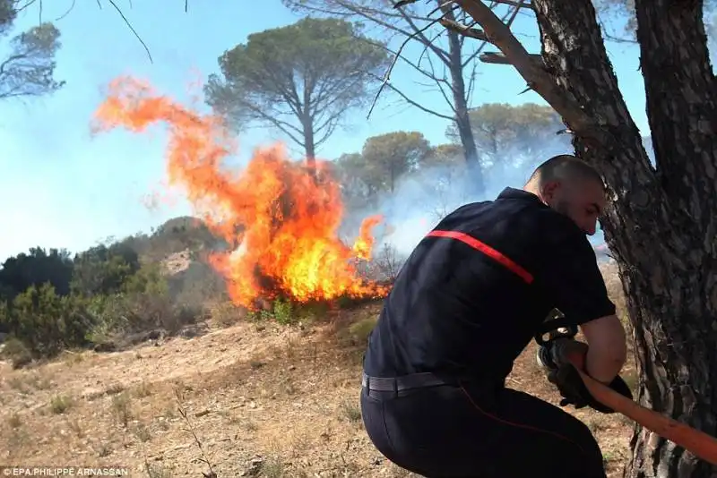 vigili del fuoco contro le fiamme