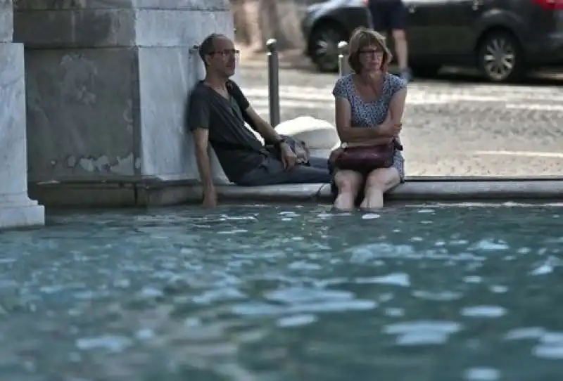 a bagno nelle fontane di roma  6