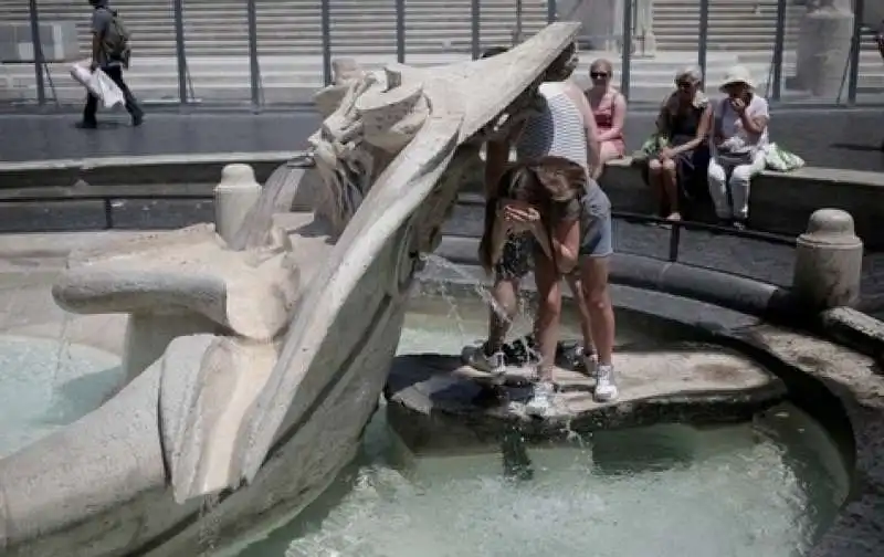 a bagno nelle fontane di roma  9