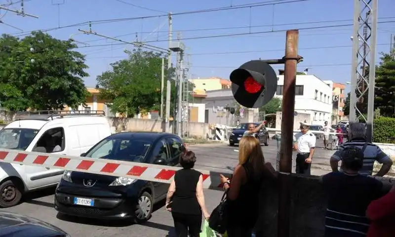 auto   incastrate  nel  passaggio a livello mesagne foto di mimmo rogoli