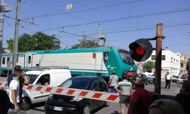 auto   incastrate  nel passaggio a livello mesagne foto di mimmo rogoli