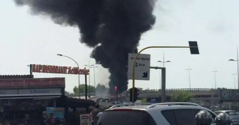 BUS DISTRUTTO DAL FUOCO IN TANGENZIALE ROMA