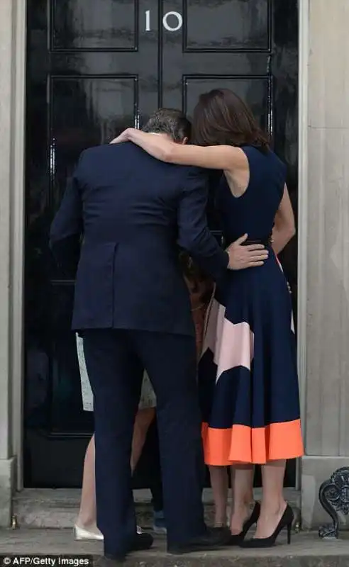 david cameron e famiglia lasciano downing street