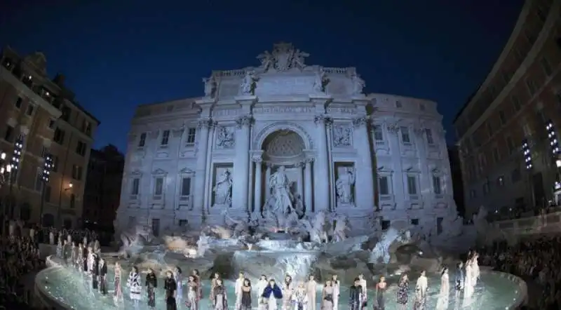 fontana di trevi    fendi