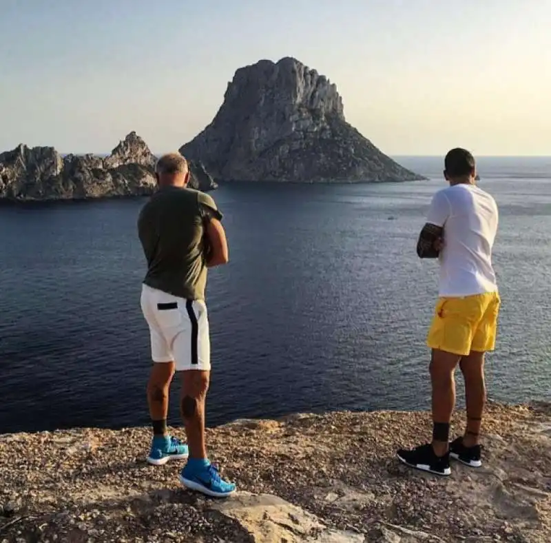 gianluca vacchi marco borriello al tramonto di ibiza