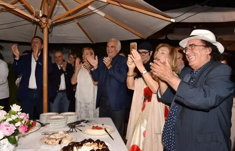 gli amici festeggiano pippo baudo