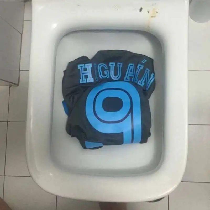 HIGUAIN MAGLIA NEL WATER