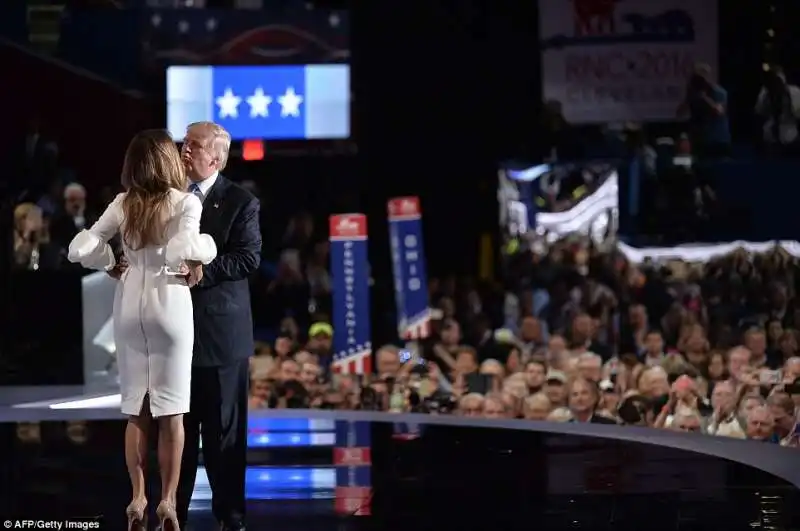 il bacio tra donald e melania trump 