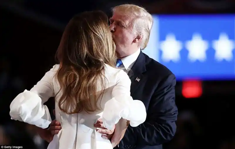 il bacio tra donald e melania trump