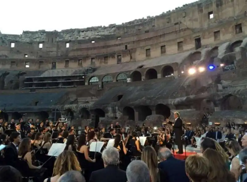 il concerto di zubin metha nella serata di gala all interno del colosseo appena restaurato 