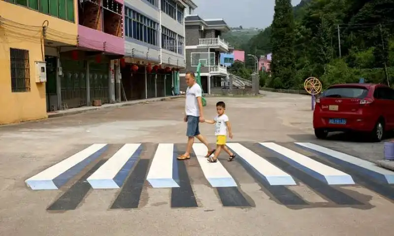 in volo sulle strisce pedonali a luoyuan