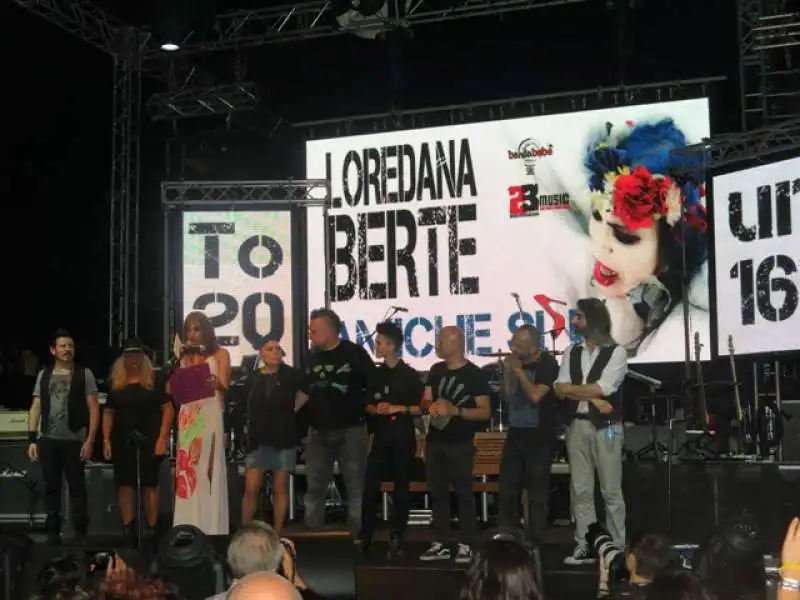 loredana berte con la band e vladmir luxuria 2 photo andrea arriga