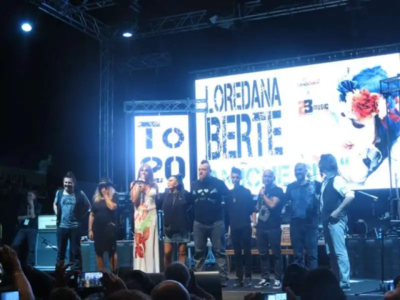 loredana berte con la band e vladmir luxuria photo andrea arriga