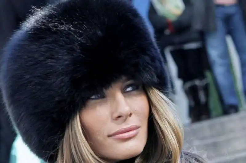 melania trump con il colbacco