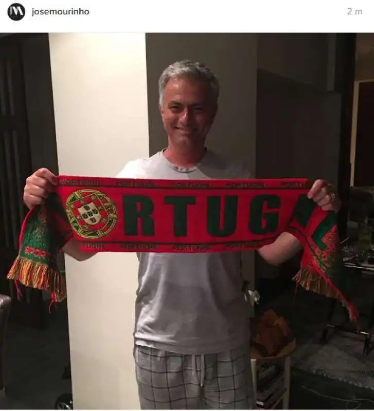 mourinho festeggia in pigiama