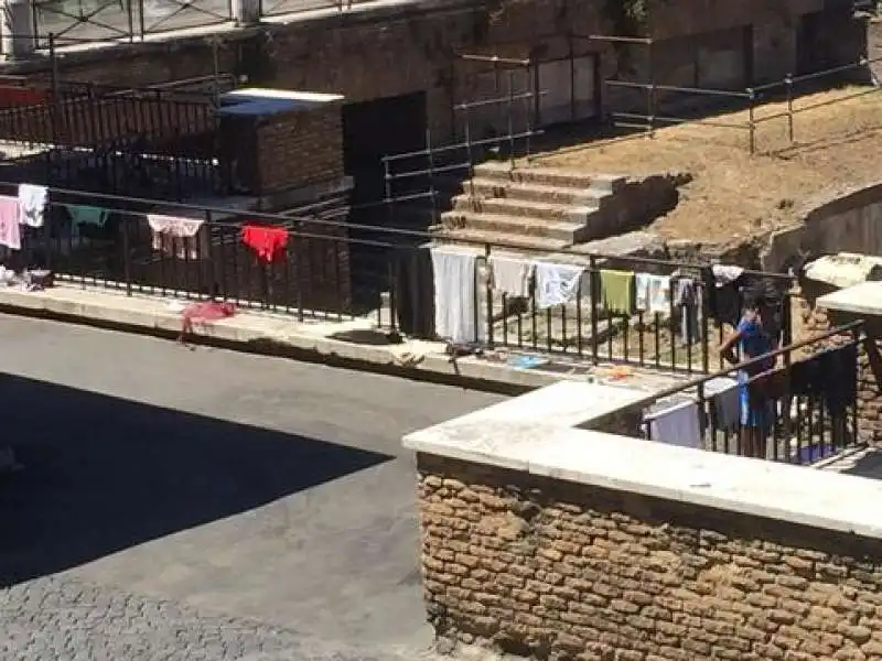 Panni stesi sulle ringhiere dell area archeologica di Largo Argentina