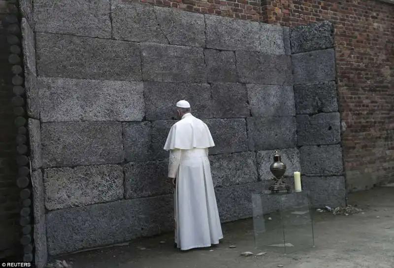 papa bergoglio a auschwitz  10