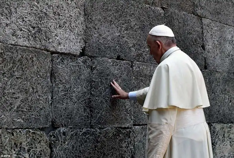 papa bergoglio a auschwitz  11