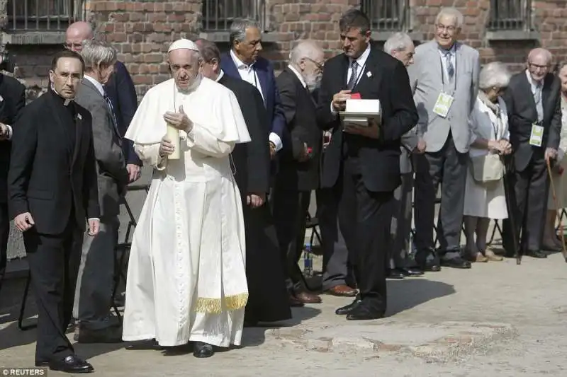 papa bergoglio a auschwitz  14