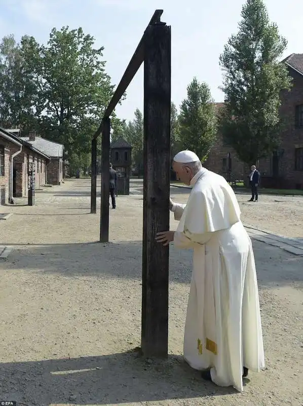 papa bergoglio a auschwitz  15