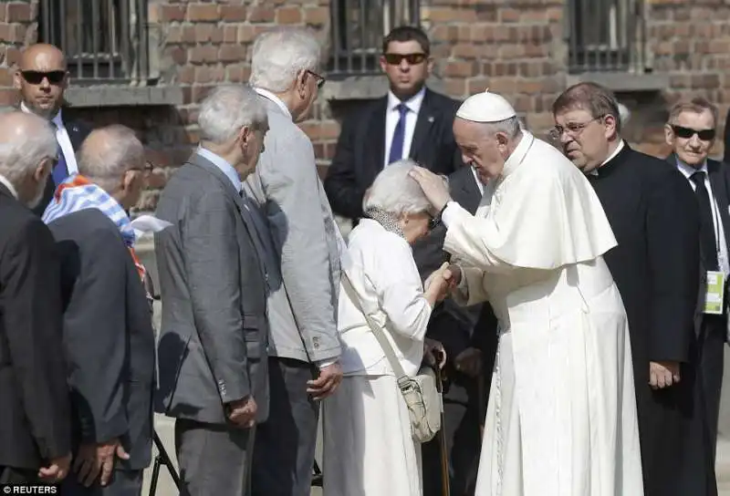 papa bergoglio a auschwitz  17