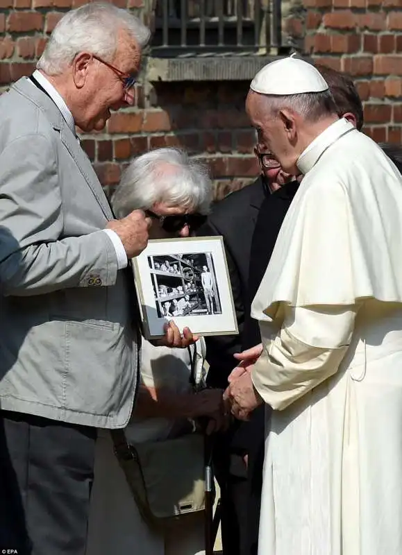 papa bergoglio a auschwitz  18