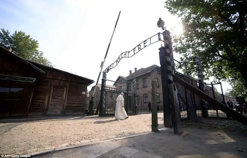 papa bergoglio a auschwitz  20