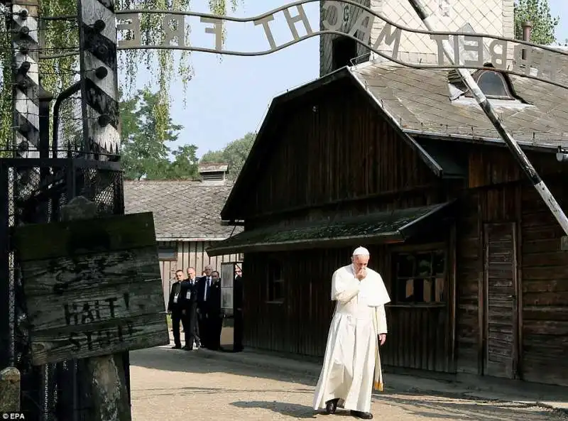 papa bergoglio a auschwitz  22