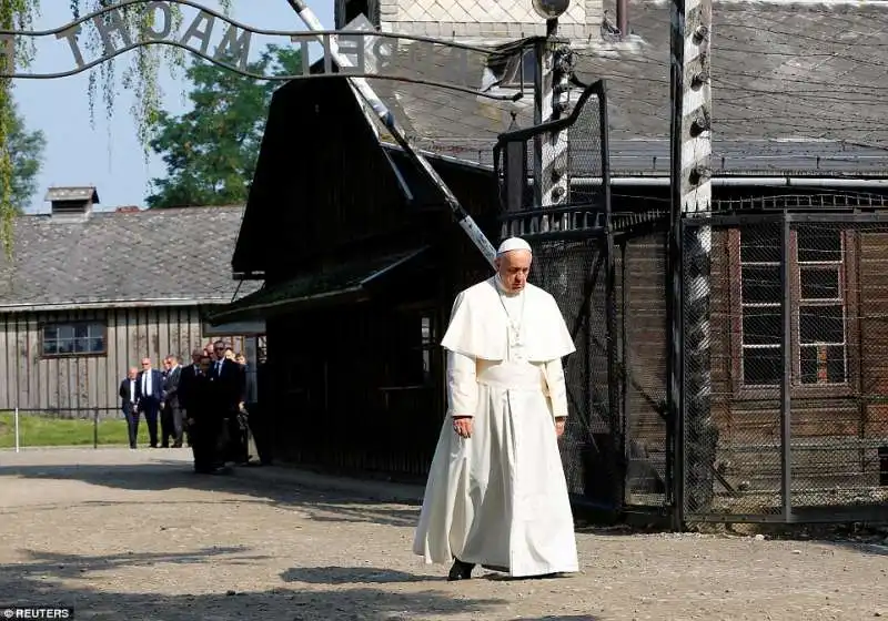 papa bergoglio a auschwitz  3