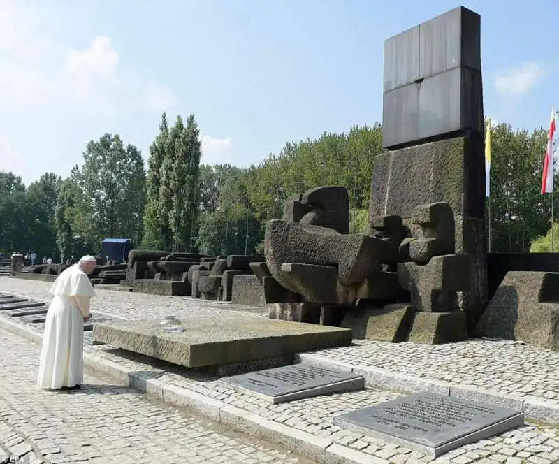 papa bergoglio a auschwitz  7