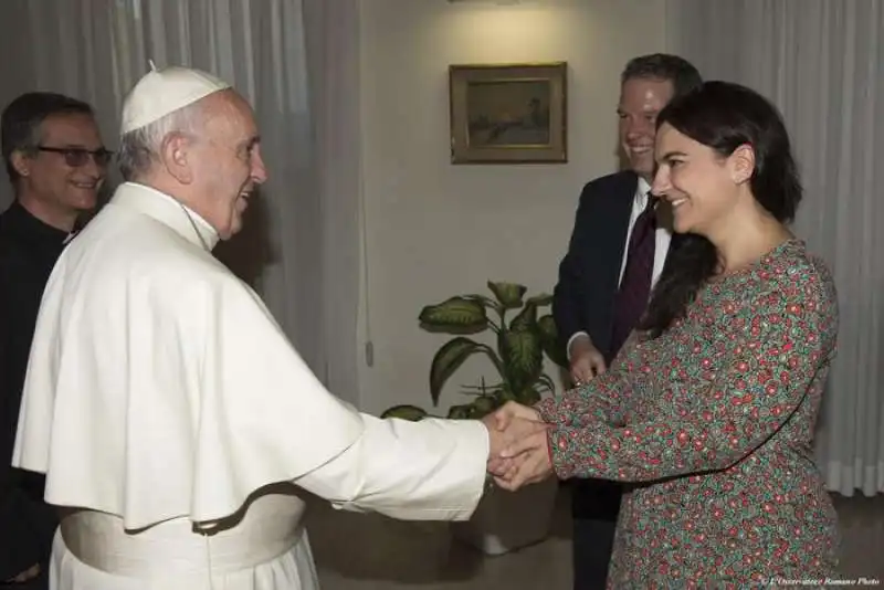 Papa Bergoglio con Greg Burke e Paloma Garcia Ovejero 