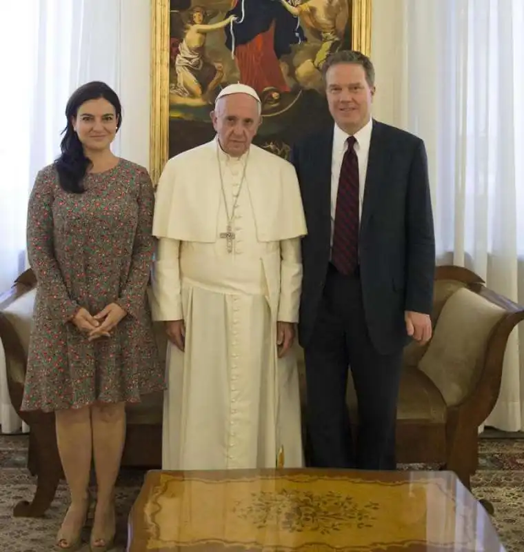 Papa Bergoglio con Greg Burke e Paloma Garcia Ovejero