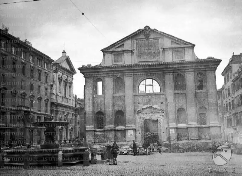 piazza scossacavalli con la chiesa in fase di demolizione