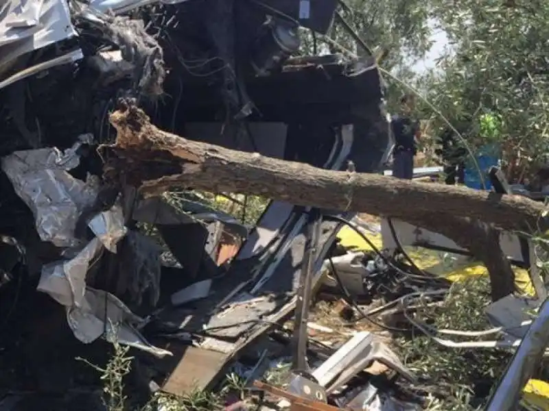 scontro tra due treni in puglia 8