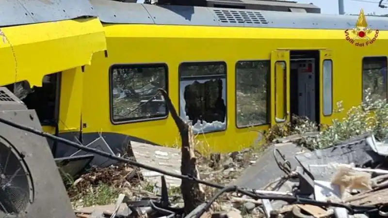 SCONTRO TRA DUE TRENI IN PUGLIA