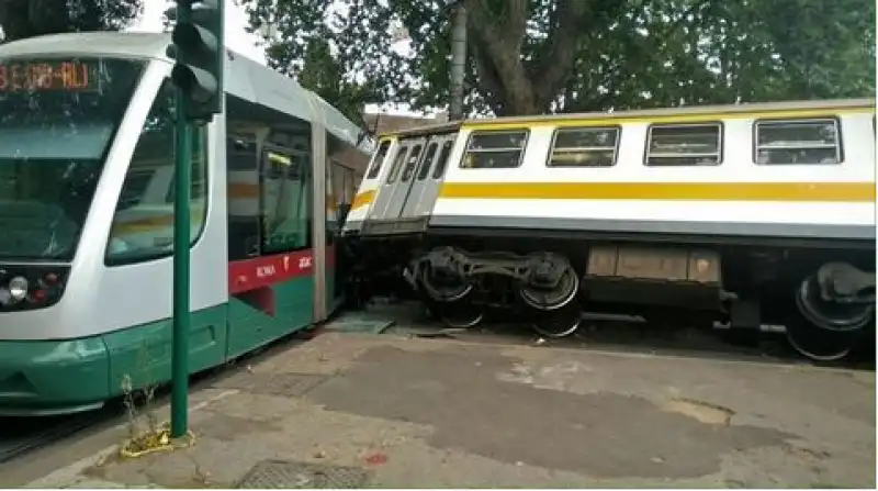 SCONTRO TRAM TRENINO ROMA