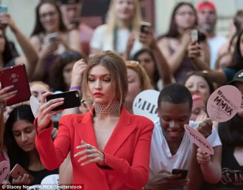 selfie gigi hadid