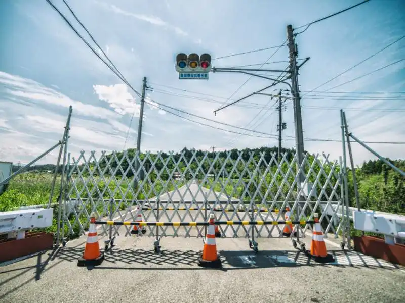 semafori ancora funzionanti nella zona di fukushima