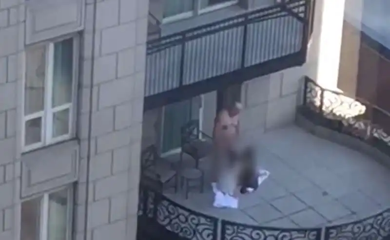 SESSO ORALE SUL BALCONE DEL WALDORF ASTORIA DI CHICAGO