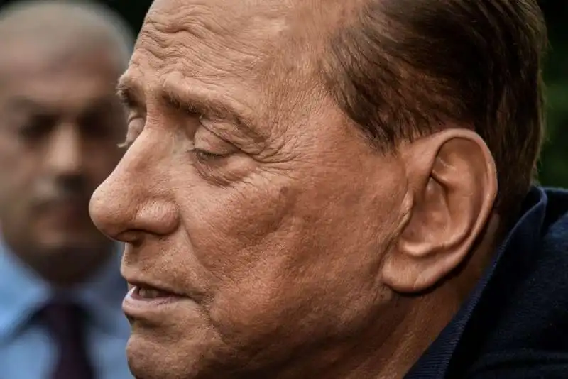 silvio berlusconi all uscita del san raffaele 4