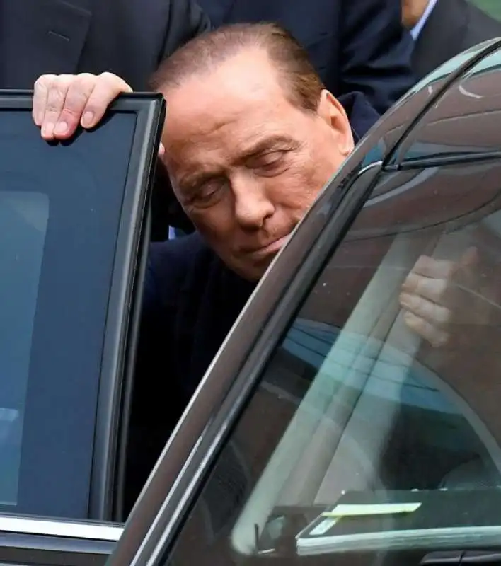 silvio berlusconi all uscita del san raffaele 8