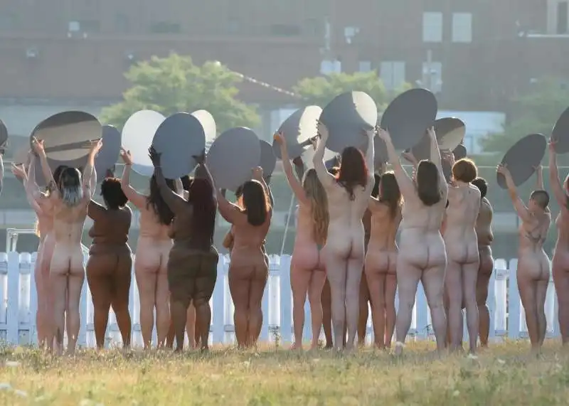 spencer tunick la protesta delle donne nude contro trump  10