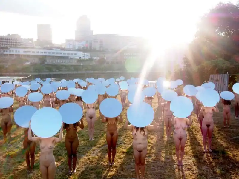 spencer tunick la protesta delle donne nude contro trump  4