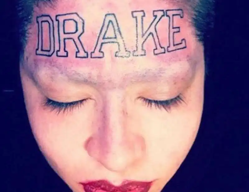 tatuaggio drake sulla fronte