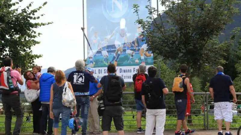 tifosi del napoli contro higuain