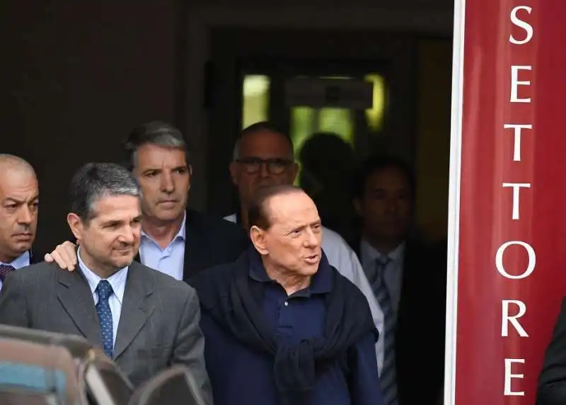 valentino valentini e berlusconi all uscita del san raffaele