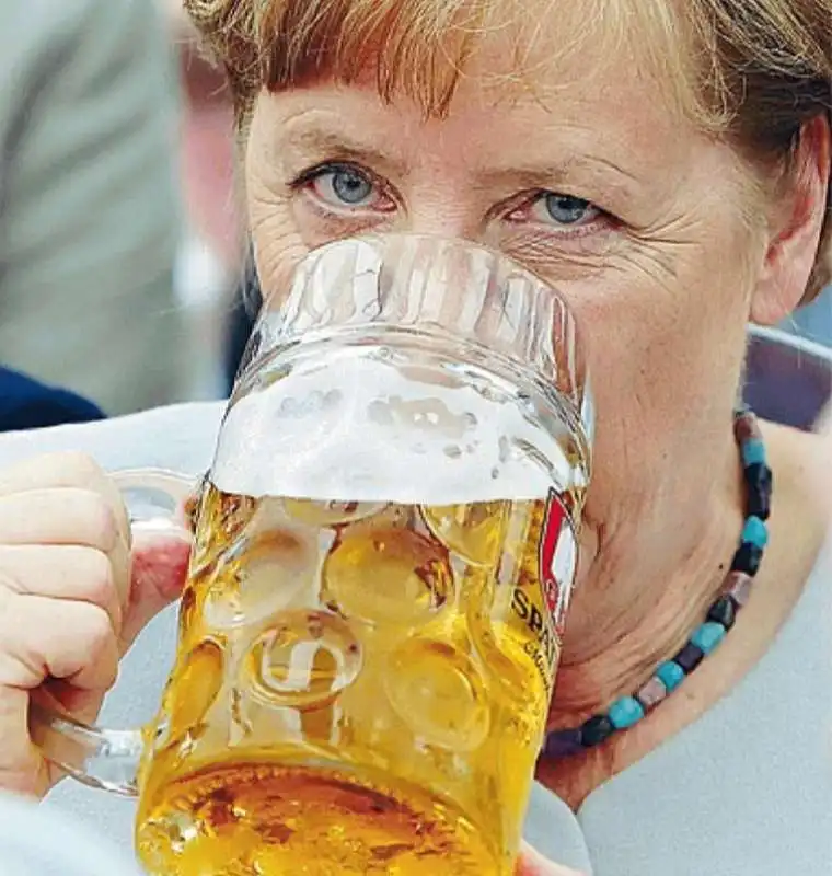 ANGELA MERKEL BEVE UNA BIRRA